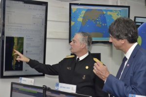 Ministro de Ciencia, Tecnología, Conocimiento e Innovación visitó el SHOA