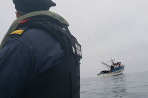 Armada junto a Sernapesca fiscalizaron embarcación con 35 toneladas de anchoveta