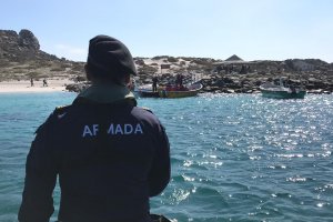Capitanía de Puerto y Lancha de Servicio General "Coquimbo" participaron en la primera limpieza de playa en Isla Damas