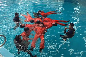 Curso de Aspirantes a Oficiales de los Servicios visitaron Unidades y Reparticiones de la Armada
