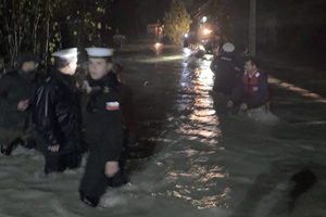 Armada apoya a habitantes de Hualaihué tras temporal de lluvia en Los Lagos