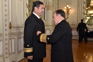 Contraalmirante Leonel Muñoz es condecorado por sus 40 años de servicio a la Armada
