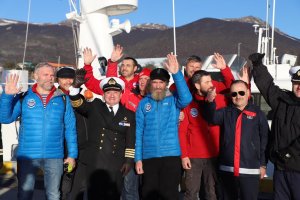 Armada de Chile recibe en Puerto Williams a kayakista ruso que cruzó el Cabo de Hornos
