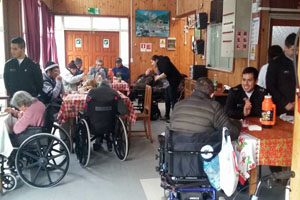 Dotación de la Capitanía de Puerto de Lebu compartió con abuelitos de un hogar