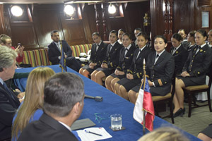 Ministros se reúnen con mujeres de la Armada para abordar temas del fuero maternal Ministros se reúnen con mujeres de la Armada para abordar temas del fuero maternal
