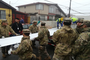 Más de 300 efectivos de la Armada realizan labores de limpieza y escombros en Talcahuano