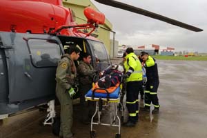Abuelo que sufrió grave accidente tras desbarrancar 8 metros fue evacuado de urgencia en helicóptero naval
