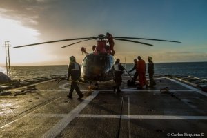 Buque “Marinero Fuentealba” apoyó entrenamiento para pilotos de helicópteros