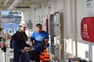 Autoridad Marítima coordinó evacuación de dos pescadores que habían naufragado en el norte