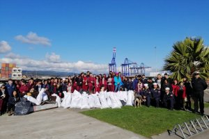 Capitanía de Puerto de Coronel organizó operativo de limpieza de playa en Caleta Lo Rojas