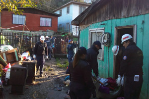 Capitanías de Puerto de Coronel y Lota apoyan a la comunidad por incendio en comuna de Lota