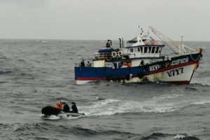 Lancha de Servicio General "Quintero" evacuó a tripulante desde alta mar