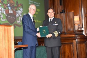 Oficial de la Armada de Chile se graduó del Royal College Of Defence Studies