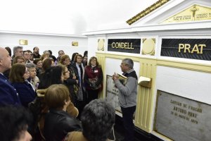 Ciudadanos de Santiago realizan visita a la Armada en Valparaíso