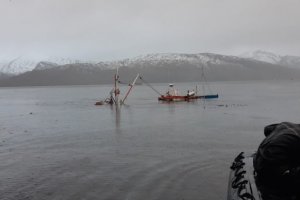 Tres tripulantes fueron rescatados desde embarcación que se hundía
