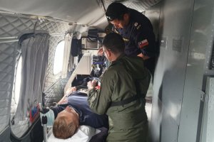 Avión Naval voló 1.100 kilómetros para realizar aeroevacuación de urgencia desde Islas Desventuradas