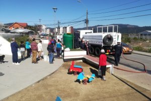 Dotación de la Base Naval Talcahuano colabora en la distribución de agua a los habitantes de Chiguayante