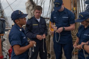 Cadete de la Escuela Naval realiza intercambio con los Guardacostas de Estados Unidos