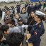 Neumáticos y miles de colillas de cigarro sacó de la playa personal de la Armada junto a la comunidad en Concón.