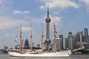5 horas navegó por el rio “Huang Pu” la “Esmeralda” en su llegada a Shangai 5 horas navegó por el rio “Huang Pu” la “Esmeralda” en su llegada a Shangai