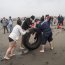 Neumáticos y miles de colillas de cigarro sacó de la playa personal de la Armada junto a la comunidad en Concón.