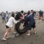  Neumáticos y miles de colillas de cigarro sacó de la playa personal de la Armada junto a la comunidad en Concón.  