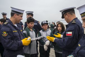 Neumáticos y miles de colillas de cigarro sacó de la playa personal de la Armada junto a la comunidad en Concón