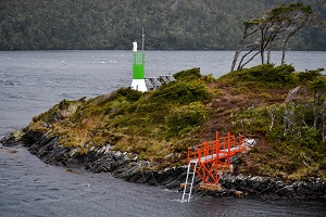 Armada entrega moderna ayuda a la navegación en complejo canal de la Patagonia Austral