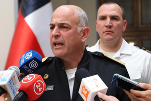 Jefe de la Defensa Nacional para la región de Valparaíso centraliza los esfuerzos en retomar la seguridad en las calles Jefe de la Defensa Nacional para la región de Valparaíso centraliza los esfuerzos en retomar la seguridad en las calles