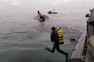Armada apoya rescate de tripulantes tras hundirse embarcación frente a las costas de Arica Armada apoya rescate de tripulantes tras hundirse embarcación frente a las costas de Arica