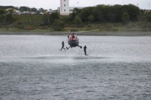 Nadadores de Rescate y Buzos de Salvataje realizaron arduo entrenamiento en aguas australes Nadadores de Rescate y Buzos de Salvataje realizaron arduo entrenamiento en aguas australes