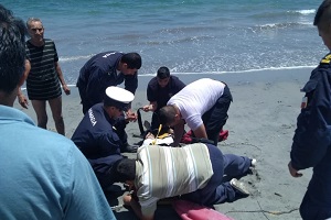 Personal de la Armada rescató a dos personas desde el mar en Mejillones Personal de la Armada rescató a dos personas desde el mar en Mejillones