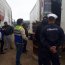 Autoridad Marítima de Lebú desplegó operativo para colaborar en retiro de camión que cayó al río.