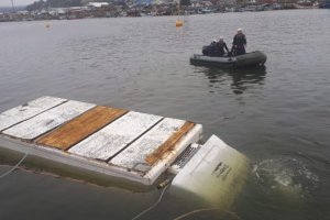 Autoridad Marítima de Lebu desplegó operativo para colaborar en retiro de camión que cayó al río Autoridad Marítima de Lebu desplegó operativo para colaborar en retiro de camión que cayó al río