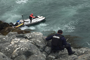 Armada junto a Bote Salvavidas rescatan a hombre desde roqueríos en Valparaíso Armada junto a Bote Salvavidas rescatan a hombre desde roqueríos en Valparaíso