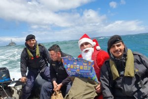 “Cirujano Videla” llevó al Viejito Pascuero hasta Caleta Inio “Cirujano Videla” llevó al Viejito Pascuero hasta Caleta Inio