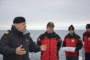 En el Patrullero "Marinero Fuentealba" se realizó emotiva y simbólica entrega de ofrenda floral por el Hércules C-130 En el Patrullero "Marinero Fuentealba" se realizó emotiva y simbólica entrega de ofrenda floral por el Hércules C-130