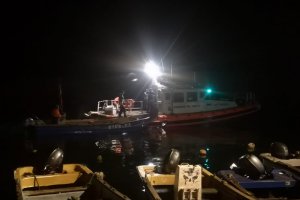 Autoridad Marítima de Hanga Roa realizó rescate nocturno de embarcación a la deriva Autoridad Marítima de Hanga Roa realizó rescate nocturno de embarcación a la deriva