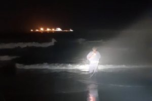 Capitanía de Puerto de Quintero realizó rescate en Playa Aguas Calientes Capitanía de Puerto de Quintero realizó rescate en Playa Aguas Calientes