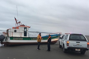 Autoridad Marítima de Quintero asistió a embarcación que varó en playa Ritoque
