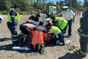 Capitanía de Puerto de Ancud apoyó rescate a bañista temerario en playa Lechagua