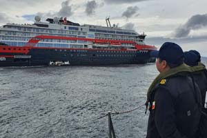 Personal Naval realizó evacuación médica de pasajera desde crucero Roald Amunsen Personal Naval realizó evacuación médica de pasajera desde crucero Roald Amunsen