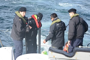 Armada realiza evacuación médica a tripulante de regata “Desafío Cabo de Hornos” que sufrió un infarto Armada realiza evacuación médica a tripulante de regata “Desafío Cabo de Hornos” que sufrió un infarto