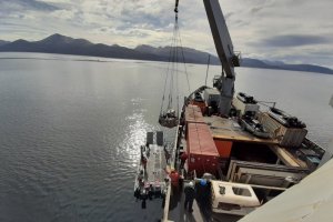 Buque AP-41 "Aquiles" entregó apoyo para personal que hace soberanía en el extremo sur de Chile Buque AP-41 "Aquiles" entregó apoyo para personal que hace soberanía en el extremo sur de Chile