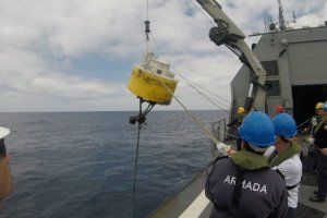 A bordo del “Cabo Odger” especialistas del SHOA efectúan mantención y fondeo de boyas de SNAM