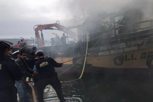Capitanía de Puerto de Quellón apoyó emergencia por incendio a bordo de una lancha a motor