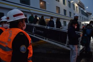 Autoridad Marítima apoyó el desembarco de pasajeros de “Cruceros Australis” después de cumplir con cuarentena Autoridad Marítima apoyó el desembarco de pasajeros de “Cruceros Australis” después de cumplir con cuarentena