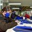 Sastres de la Armada trabajan en la confección de mascarillas para el Personal Naval desplegado.