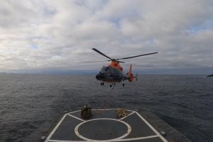Patrullero "Marinero Fuentealba" realiza tareas de reabastecimiento y relevo de la dotación de faros australes Patrullero "Marinero Fuentealba" realiza tareas de reabastecimiento y relevo de la dotación de faros australes