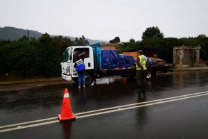 Comunidades mapuches de Tirúa, Carabineros y personal municipal y salud sanitizaron vehículos que ingresaban a la comuna Comunidades mapuches de Tirúa, Carabineros y personal municipal y salud sanitizaron vehículos que ingresaban a la comuna